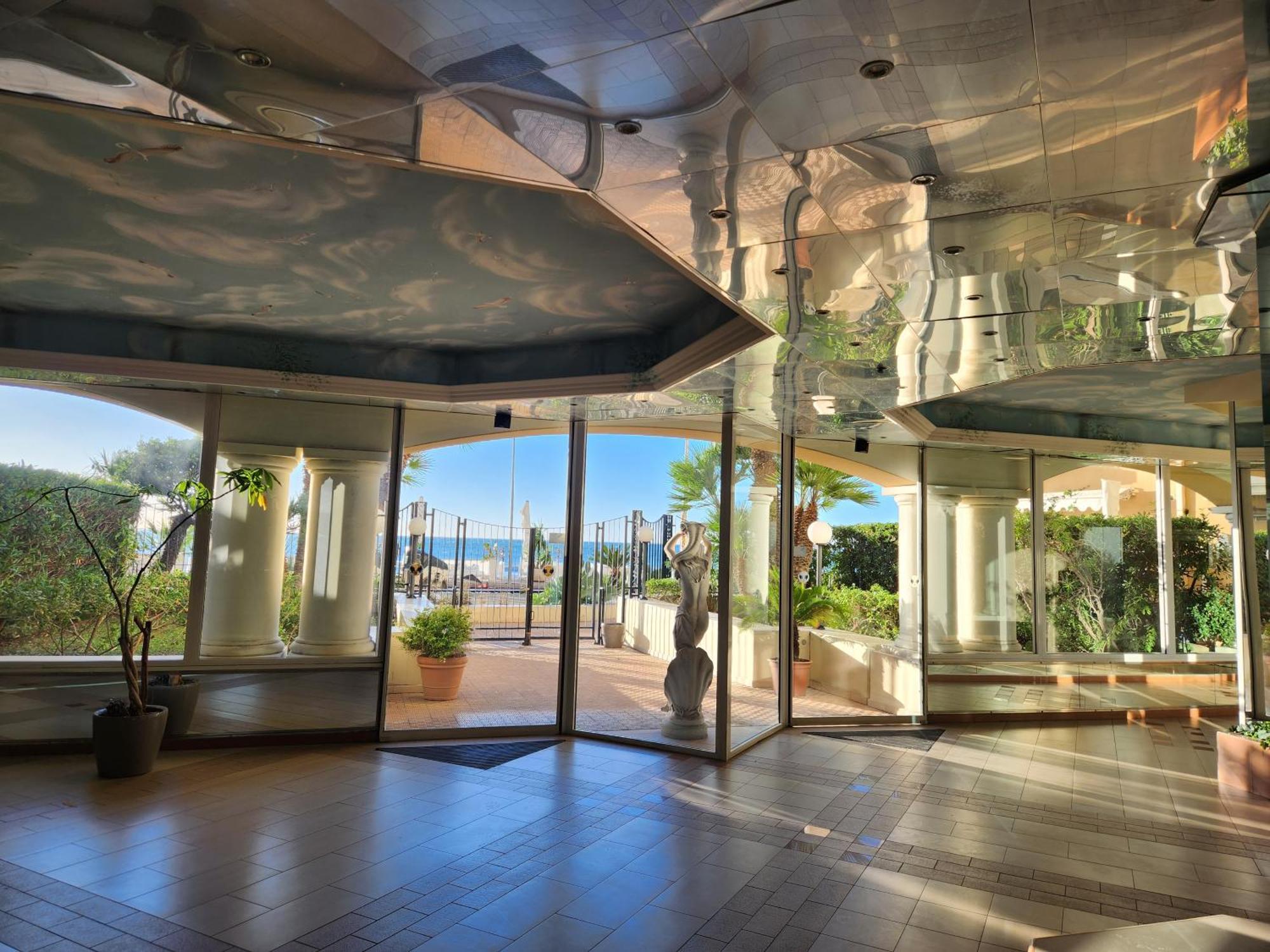 Exclusive Panoramic Sea View In Victoria Apartment